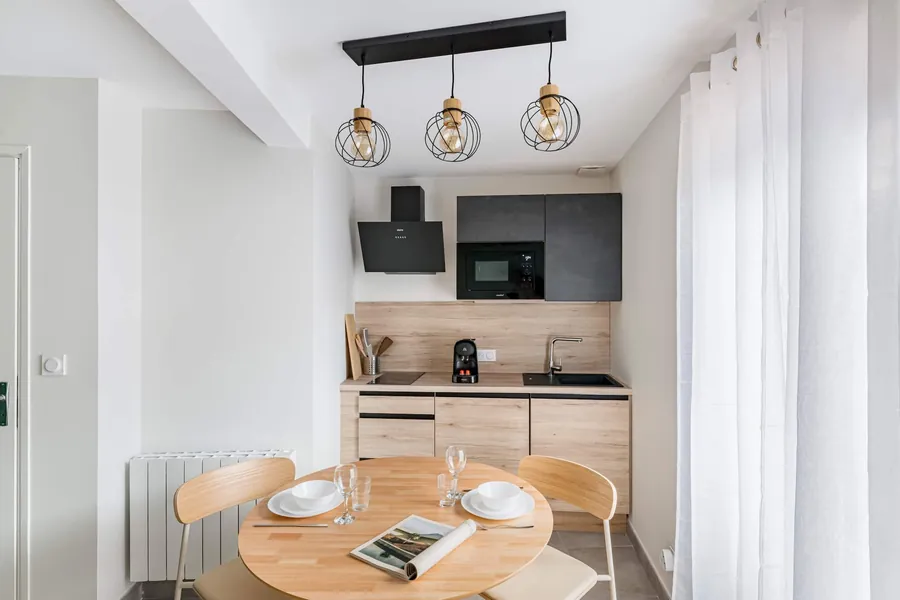 Le coin repas et la kitchenette, vus depuis l’escalier