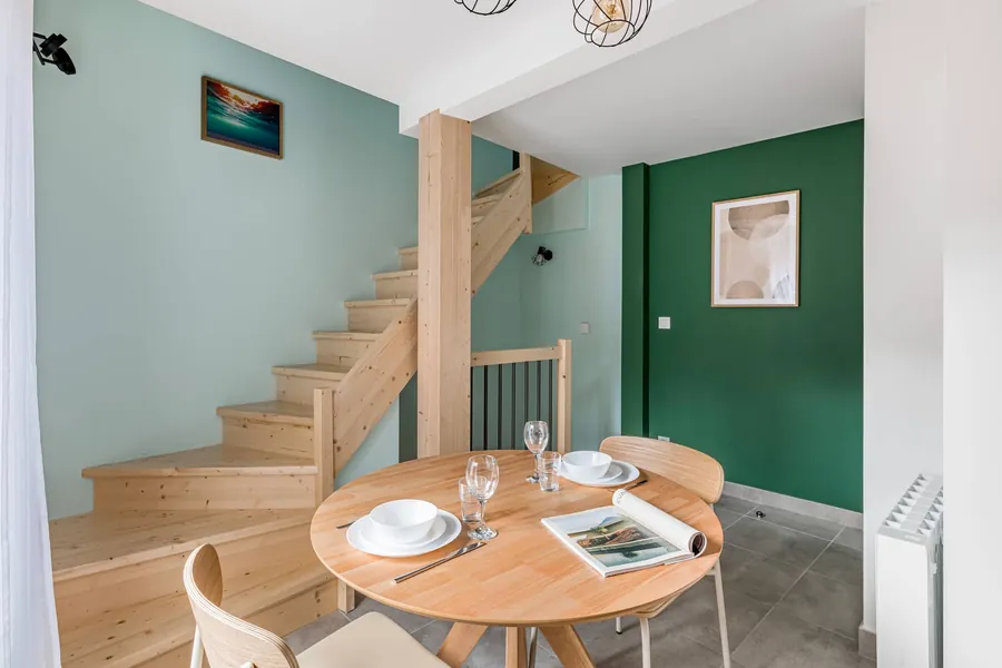L’escalier en bois clair qui relie les trois niveaux