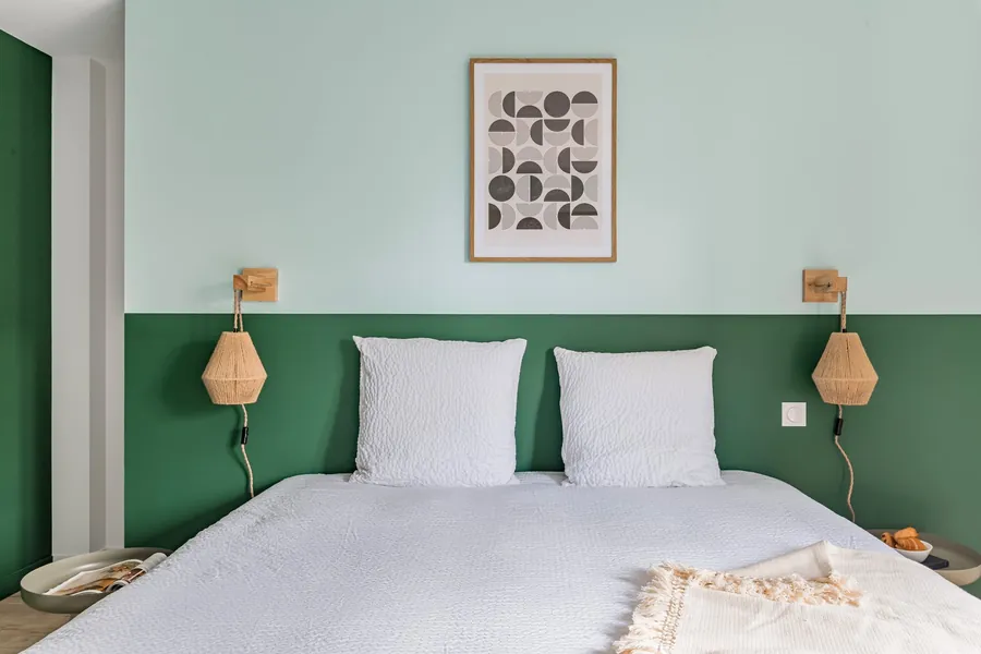 La chambre et sa tête de lit vert sauge