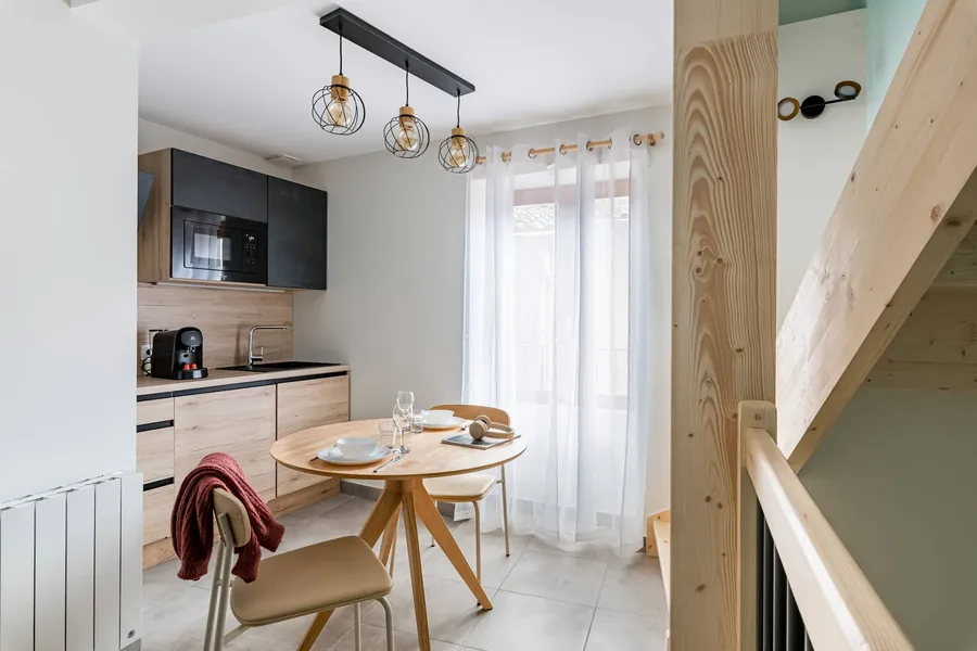 La kitchenette et la table ronde du premier étage