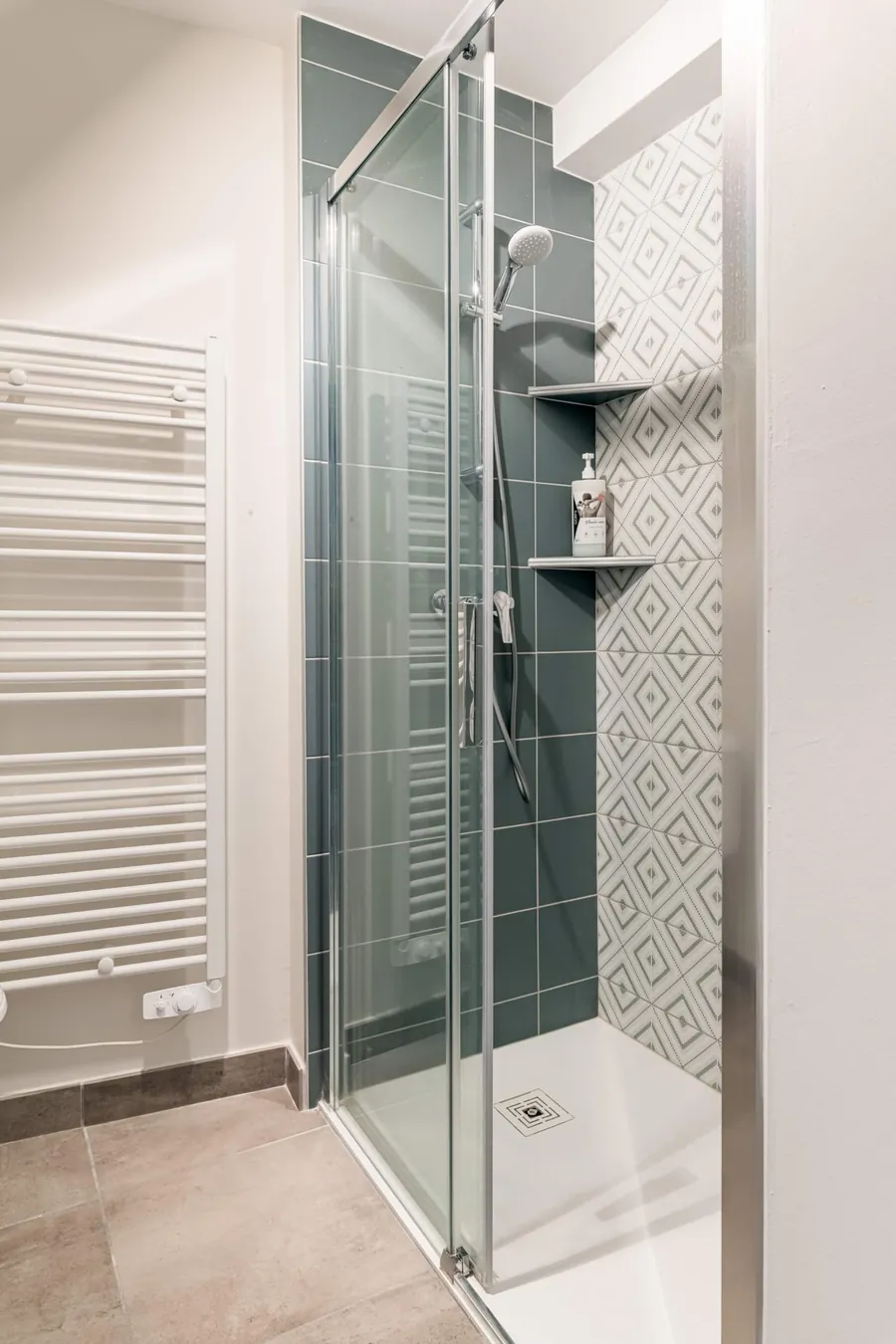La douche à porte vitrée de la salle de bain
